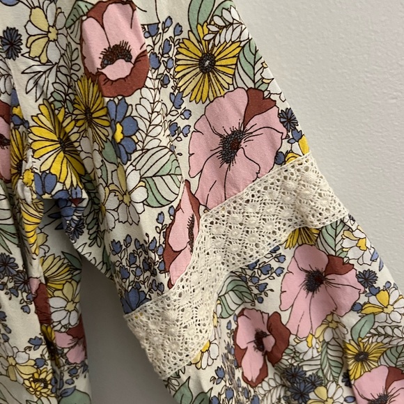 AGB Floral Blouse with Crochet Detailing on the Sleeves Size M - Picture 4 of 5